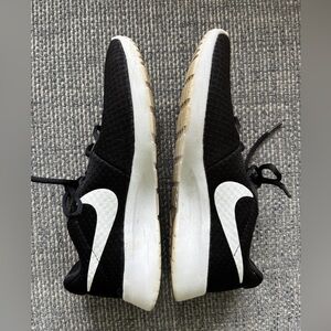 👟 Nike Tanjun Women’s Running Sneakers – Black, Size 8 🖤